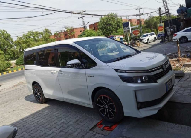 Toyota Voxy X Hybrid