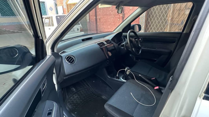 Suzuki swift DLX 2013