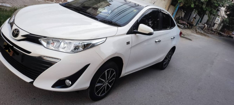 2022 Toyota Yaris ATIV X 1.5 L in (Super White)