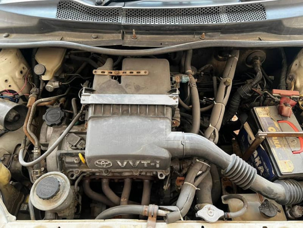 Vitz 2002 white colour