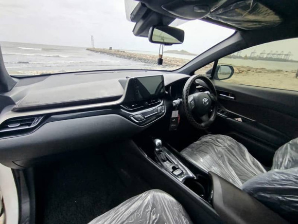 Toyota CH-R Pearl White G led 2017-2020