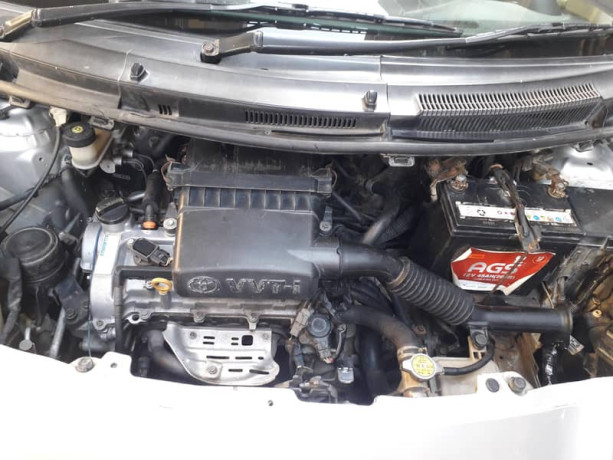 Toyota vitz model 2005