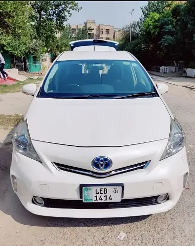 Toyota Prius Alpha 2012