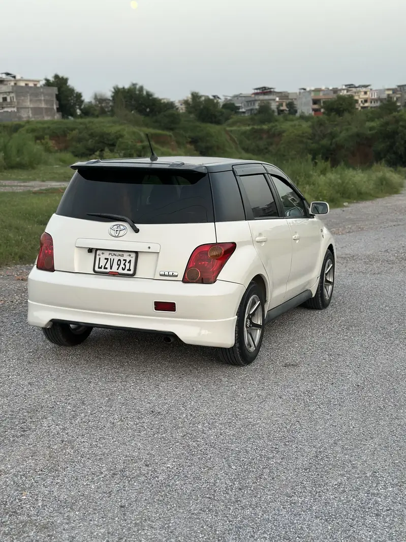 Toyota IST 2005