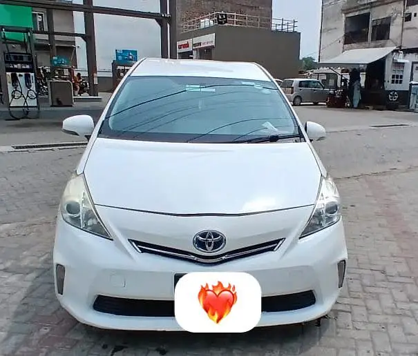 Toyota Prius Alpha 2011