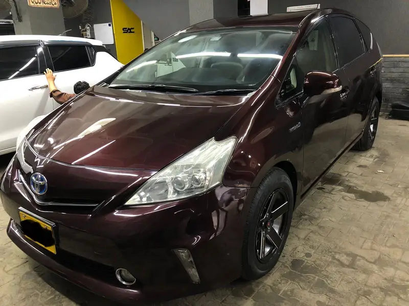 Toyota Prius Alpha 2013