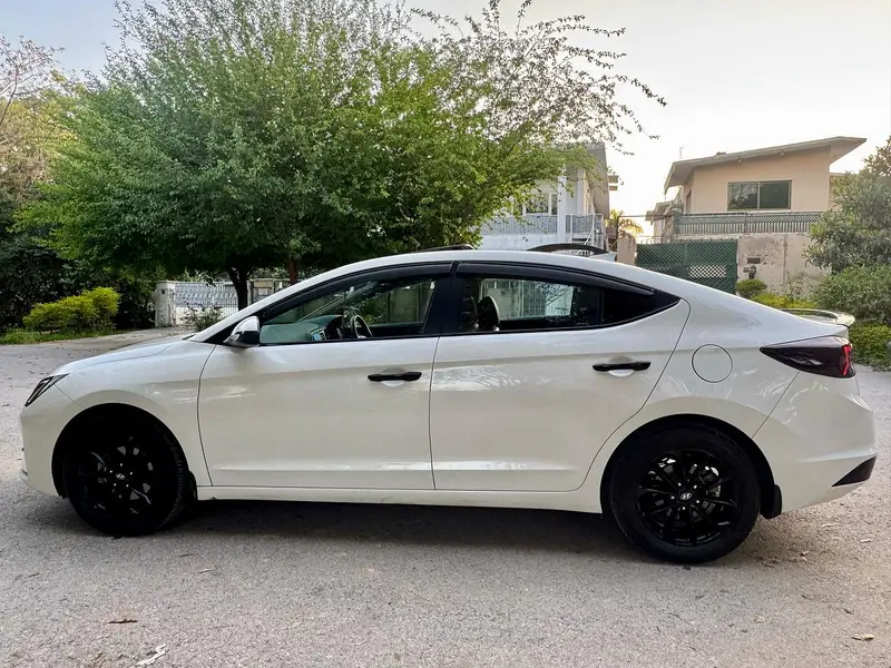 Hyundai Elantra 2022