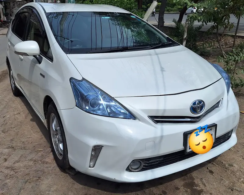 Toyota Prius Alpha 2014