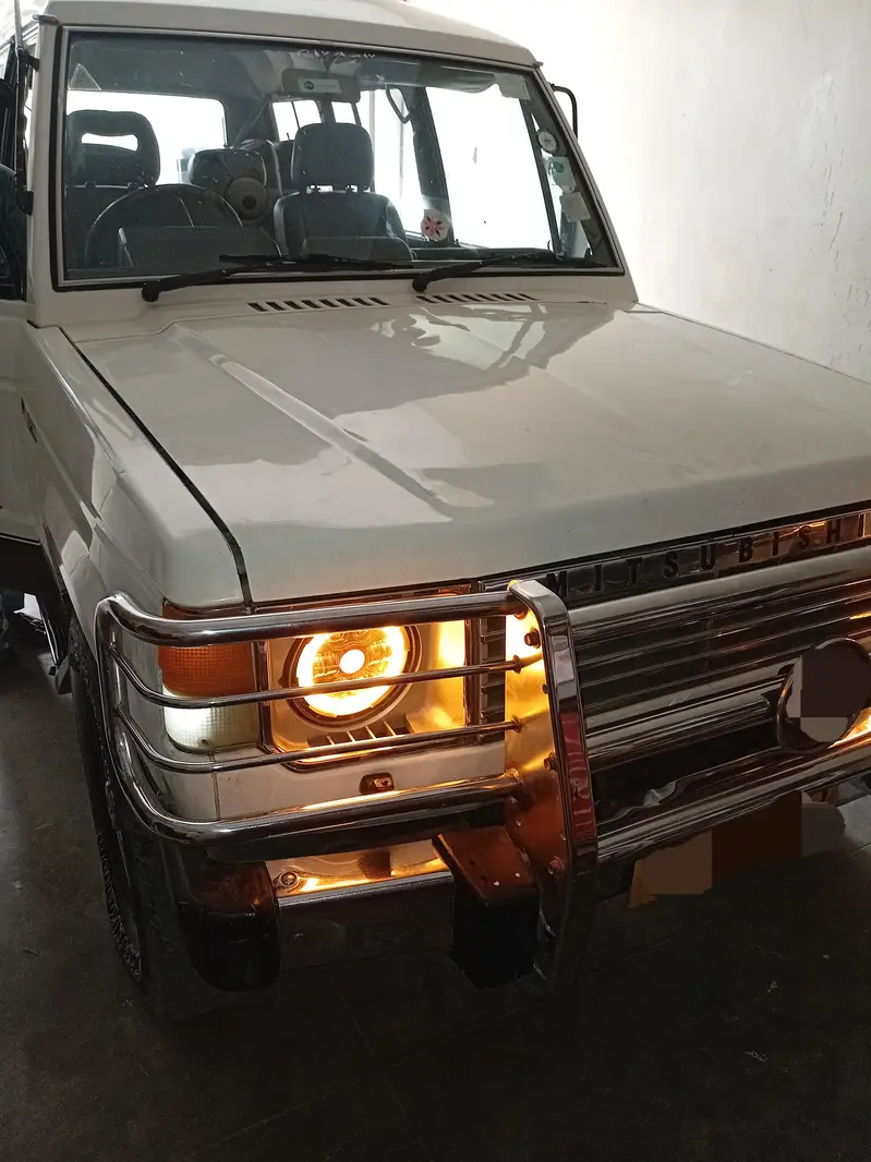 Mitsubishi Pajero 1990