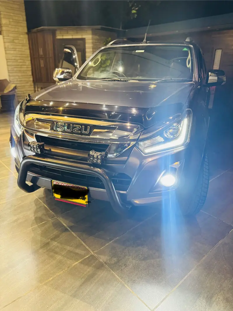 Isuzu D-Max V-Cross 2025