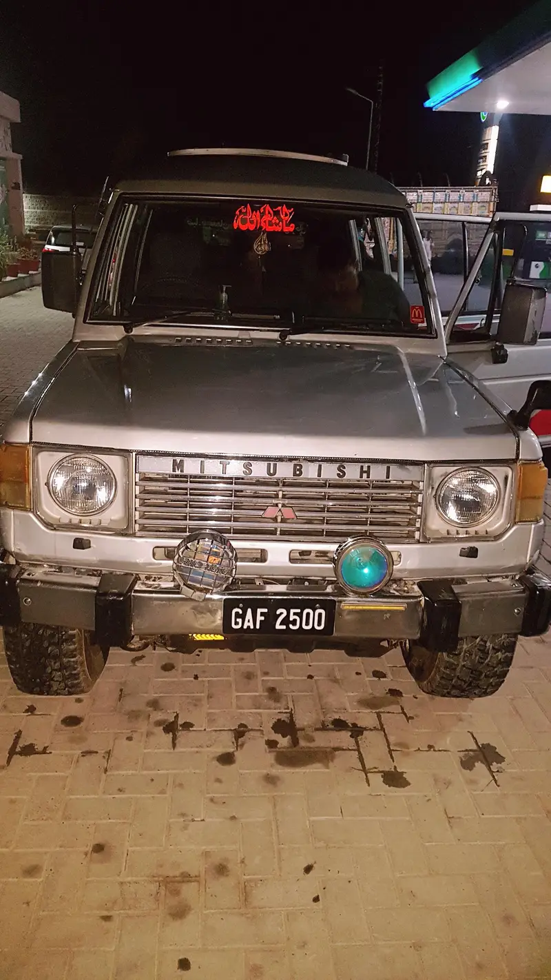 Mitsubishi Pajero 1990