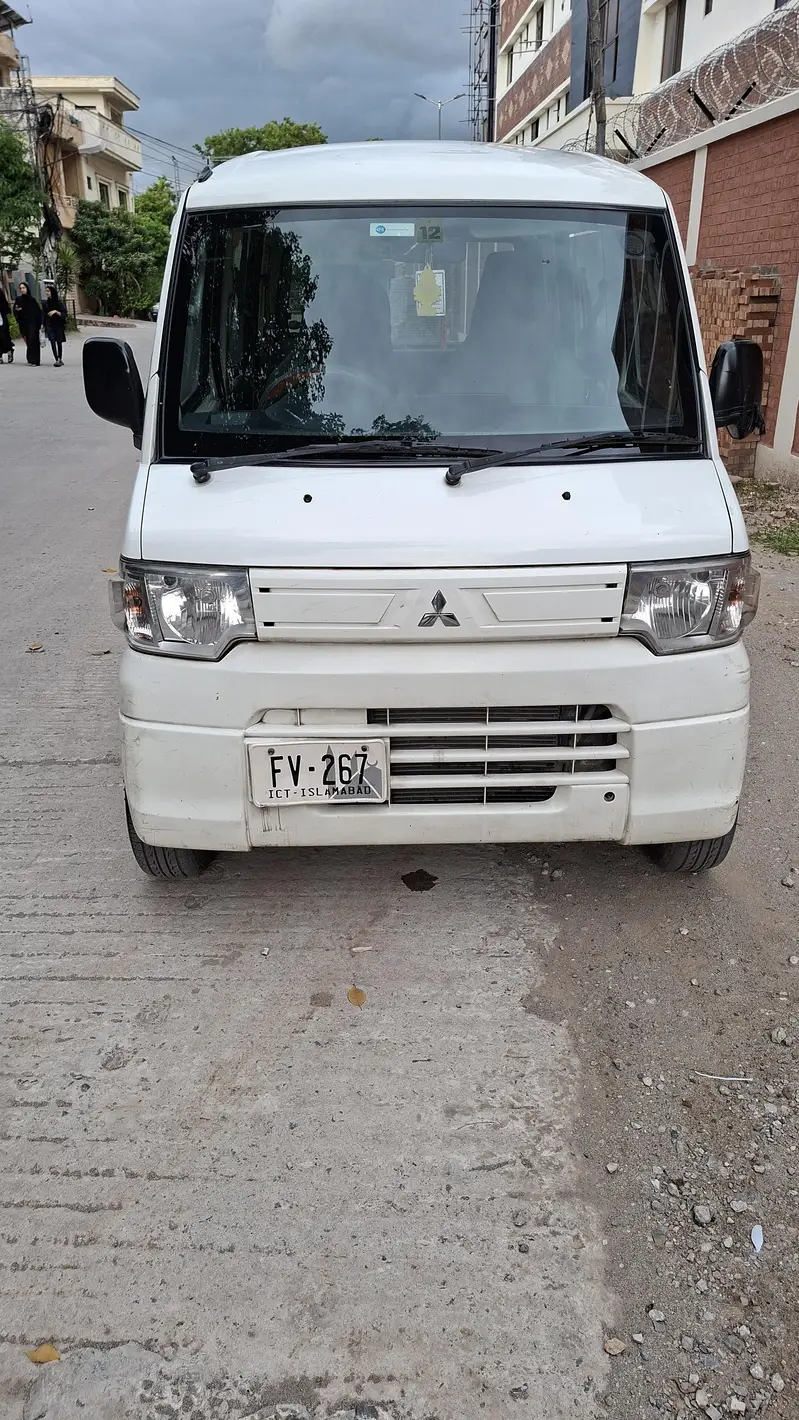 Mitsubishi Minica 2011