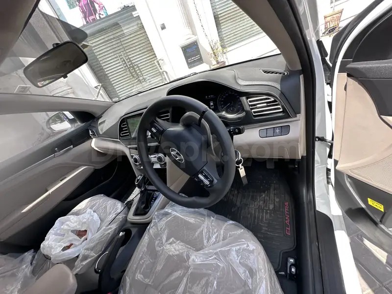 Hyundai Elantra 2022