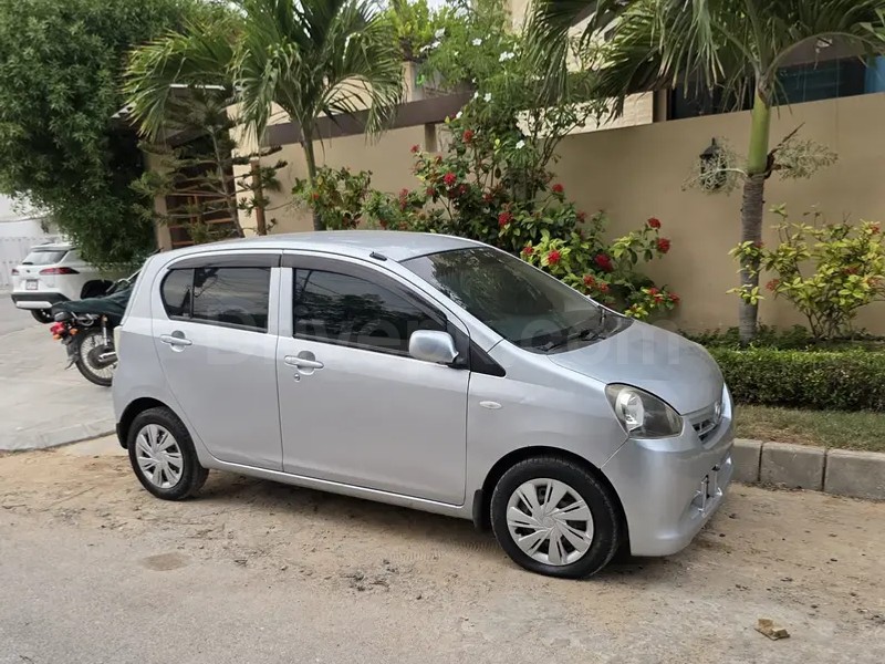 Daihatsu Mira 2011
