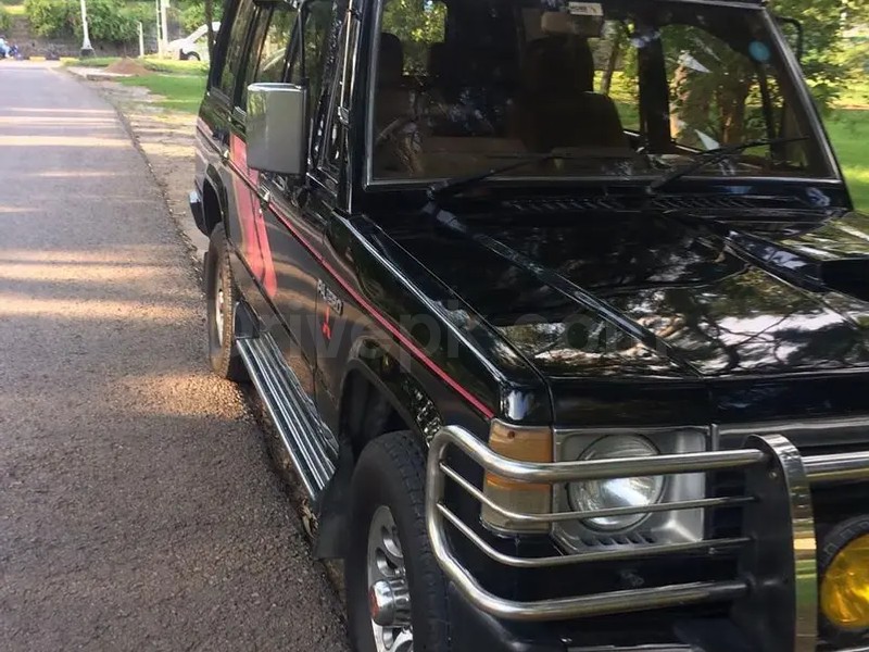 Mitsubishi Pajero 1990