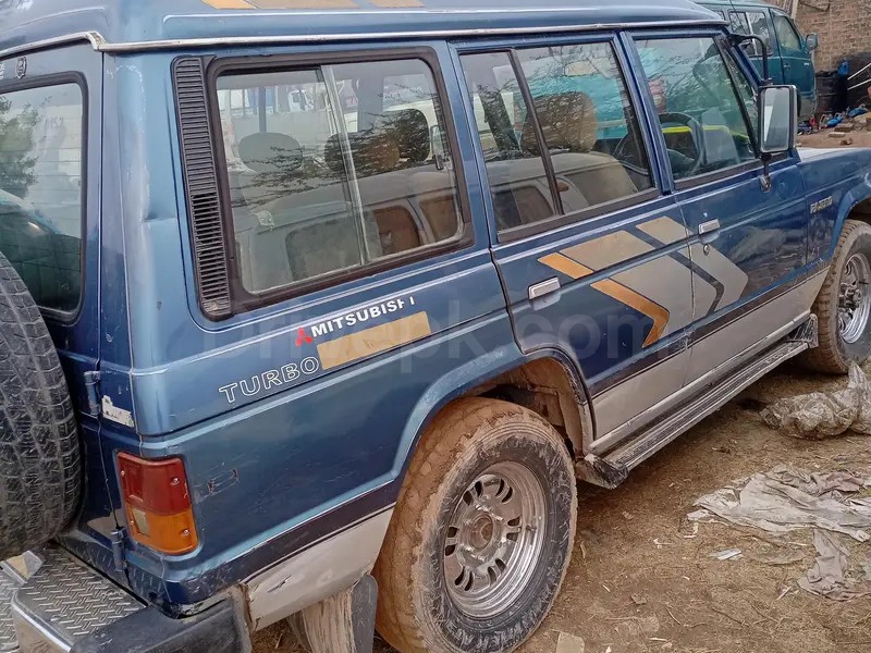 Mitsubishi Pajero 1990