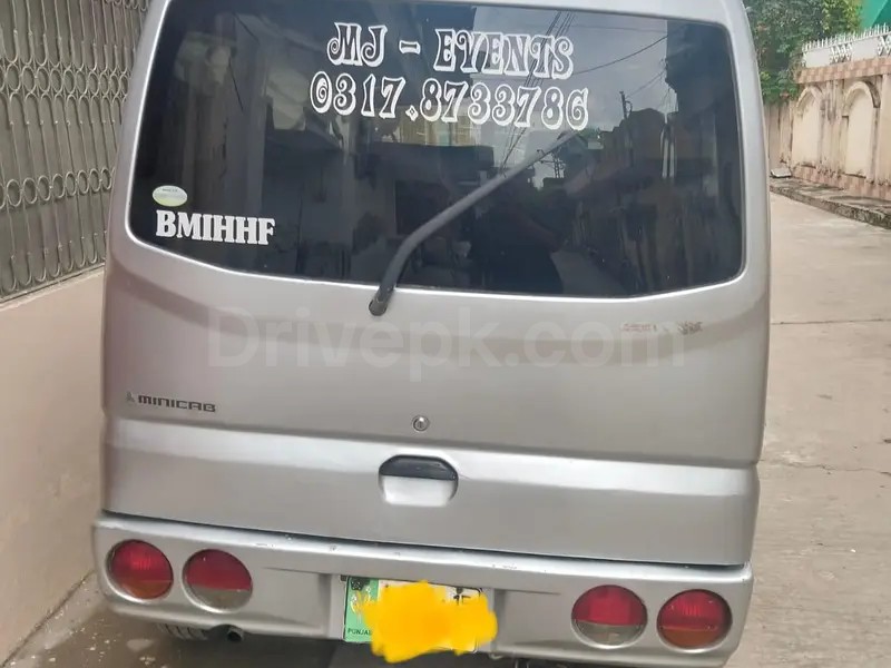 Mitsubishi Minica 2010