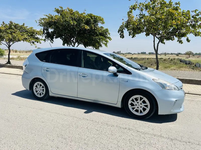 Toyota Prius Alpha 2014