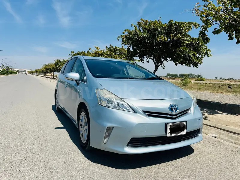 Toyota Prius Alpha 2014