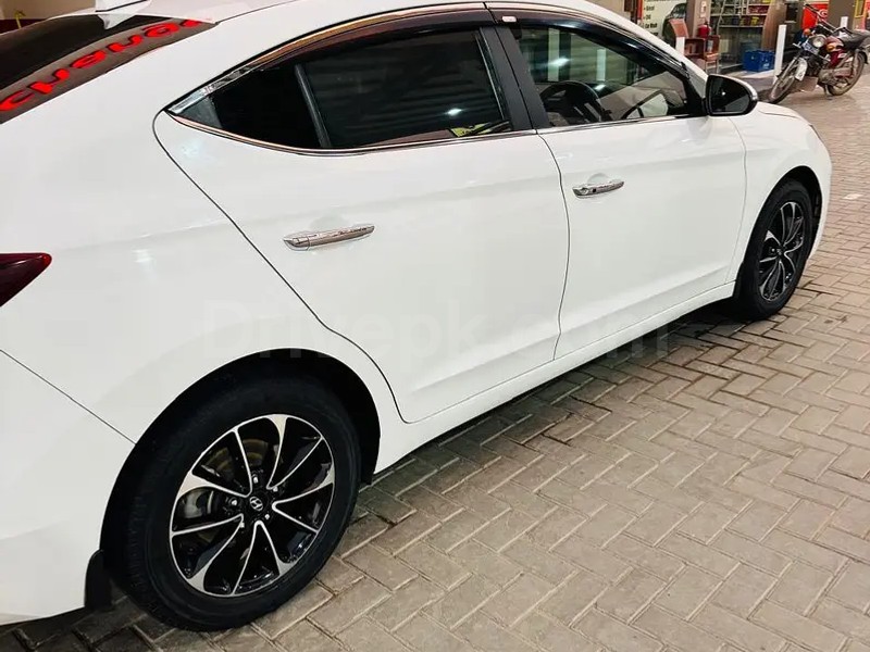 Hyundai Elantra 2022