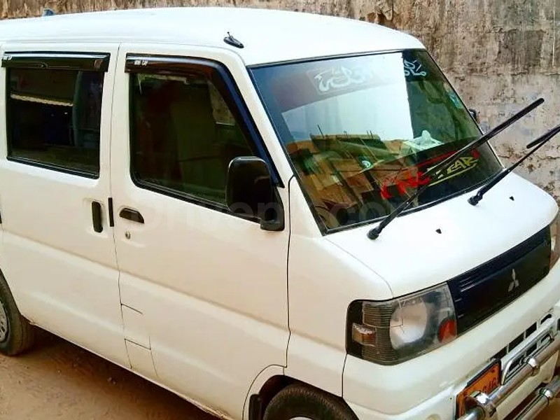 Mitsubishi Minicab Bravo 2011