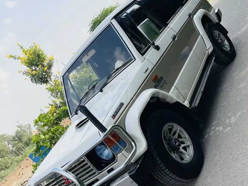 Mitsubishi Pajero 1990