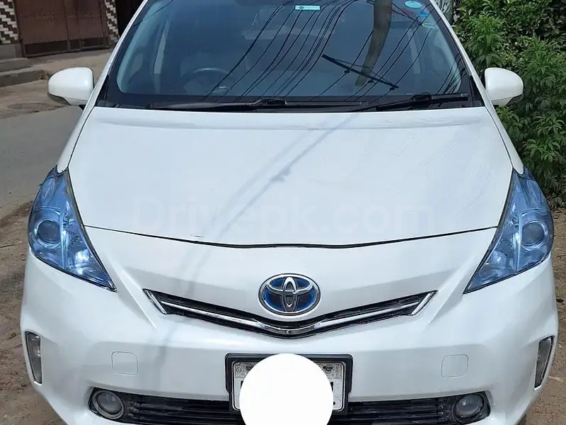 Toyota Prius Alpha 2014