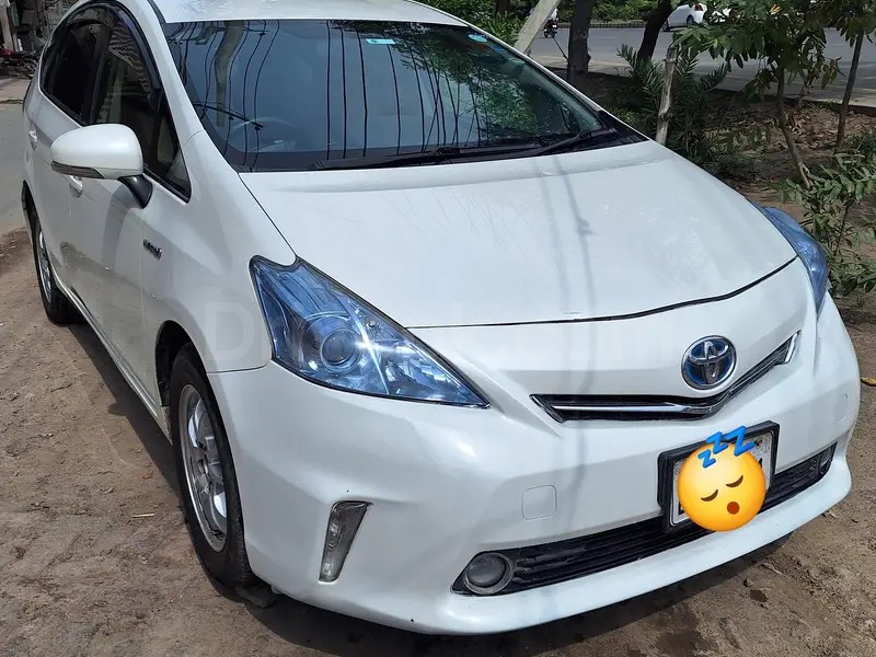 Toyota Prius Alpha 2014