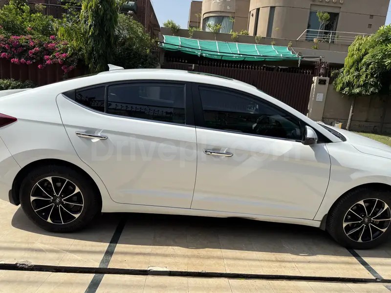 Hyundai Elantra 2022