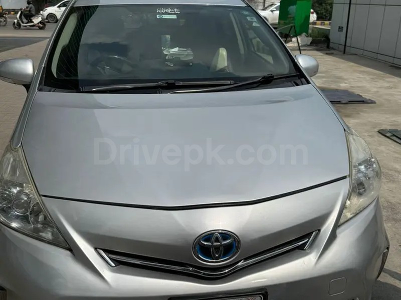 Toyota Prius Alpha 2012