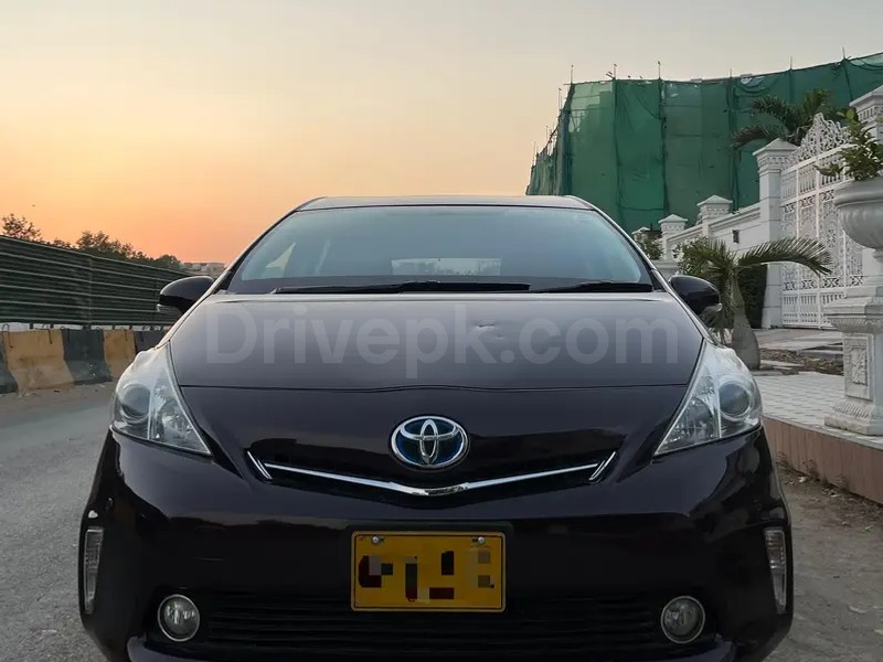 Toyota Prius Alpha 2014
