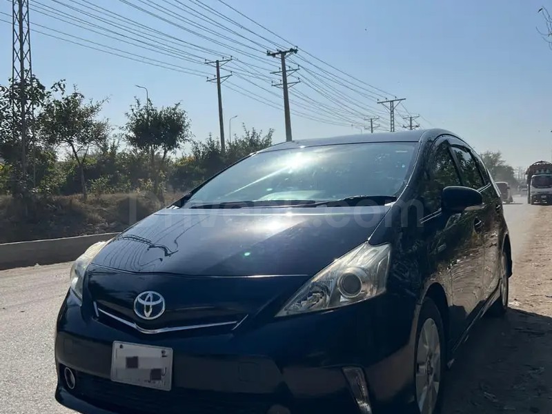 Toyota Prius Alpha 2012