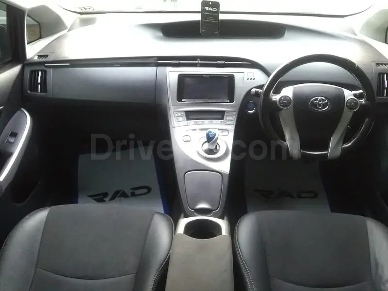 Toyota Prius Alpha 2025