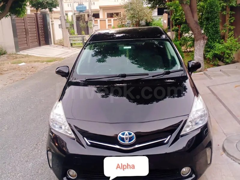 Toyota Prius Alpha 2017