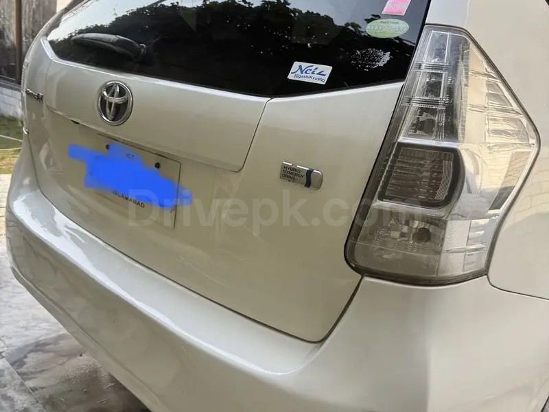 Toyota Prius Alpha 2013