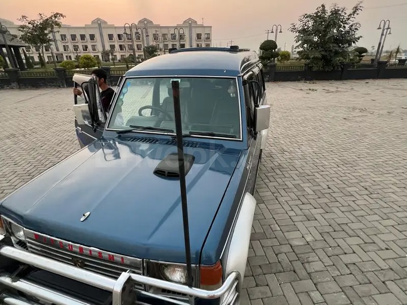 Mitsubishi Pajero 1990