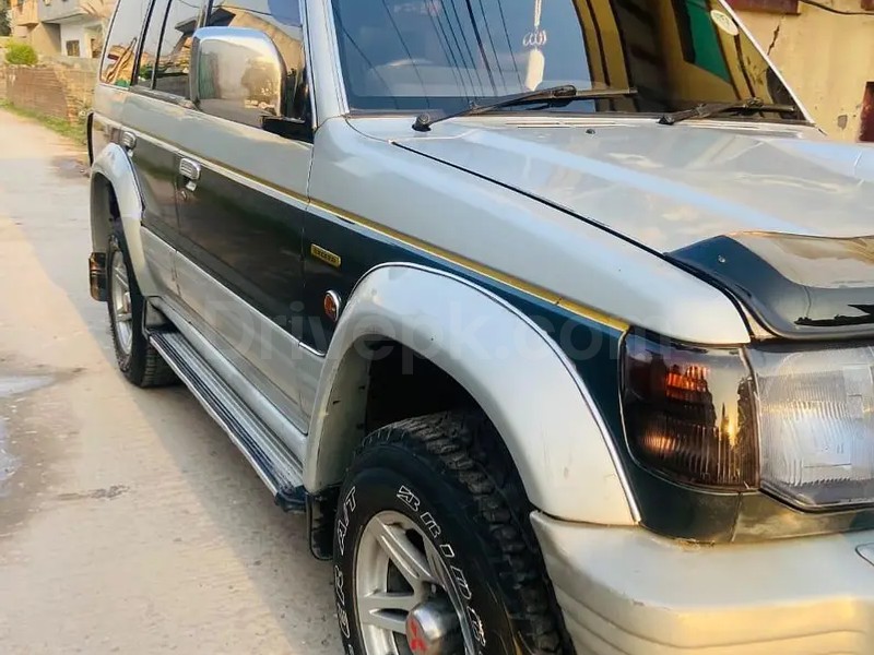 Mitsubishi Pajero 1990