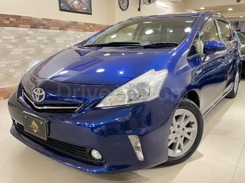 Toyota Prius Alpha 2013