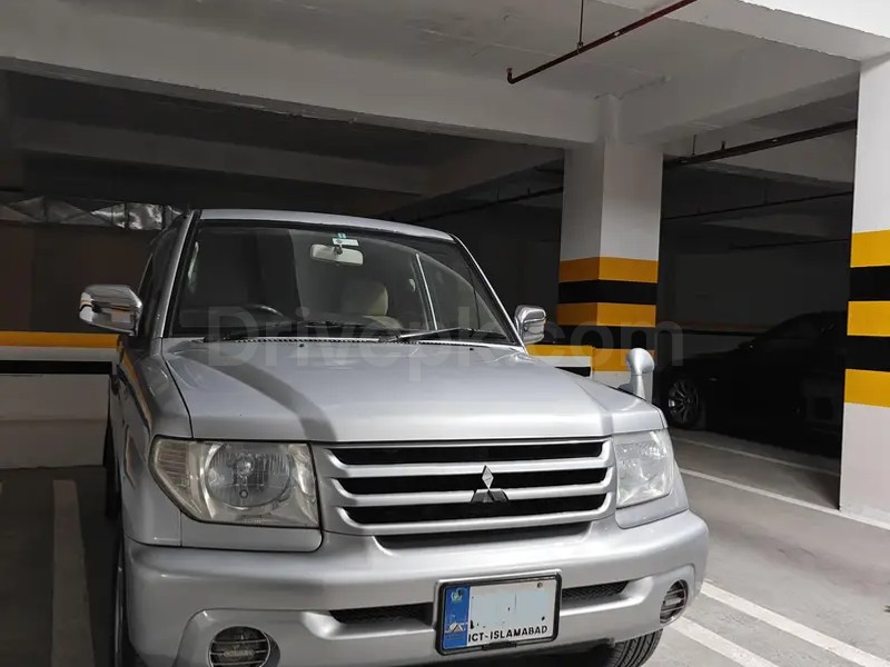 Mitsubishi Pajero 2003