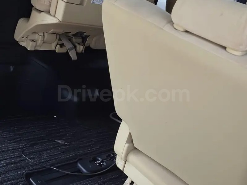 Toyota Alphard Hybrid 2016