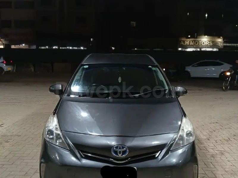 Toyota Prius Alpha 2013