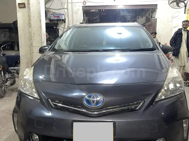 Toyota Prius Alpha 2011