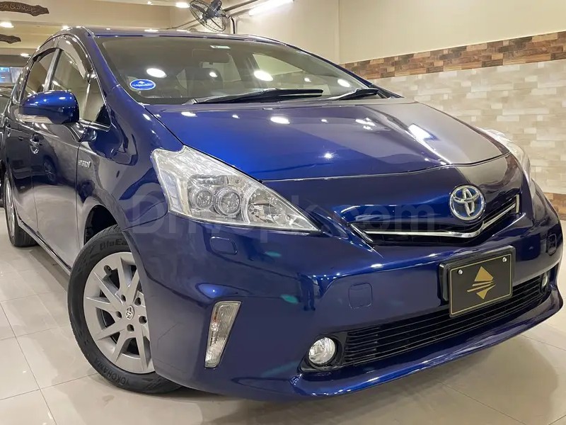 Toyota Prius Alpha 2013