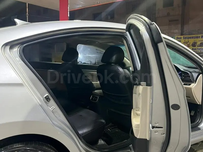 Hyundai Elantra 2023