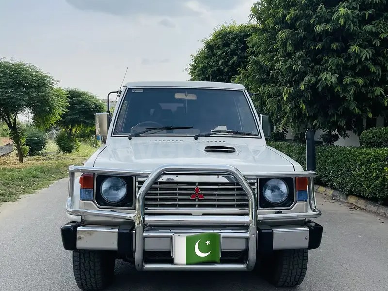 Mitsubishi Pajero 1990