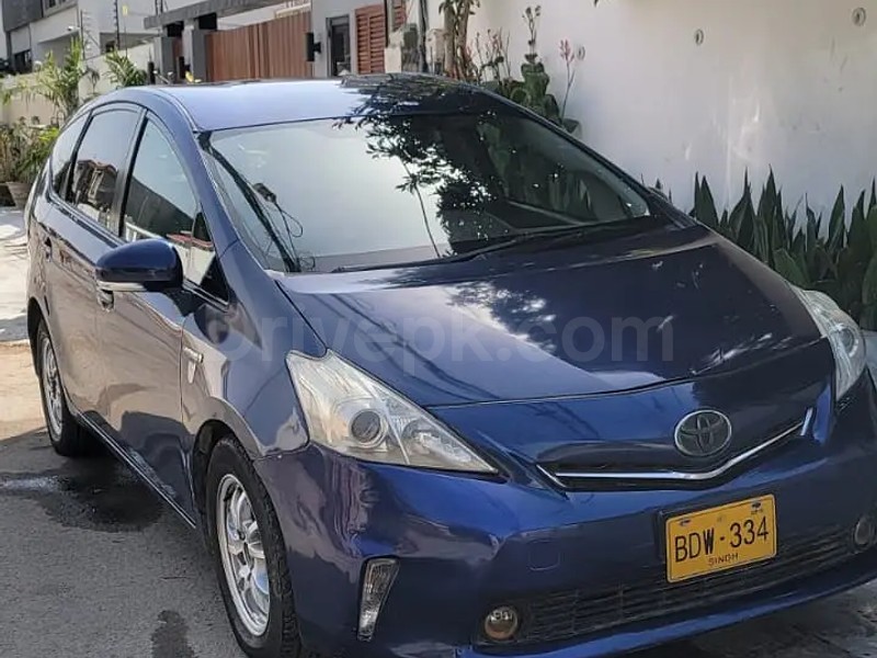 Toyota Prius Alpha 2011
