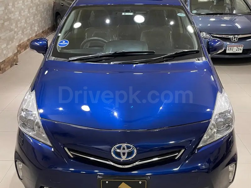 Toyota Prius Alpha 2013