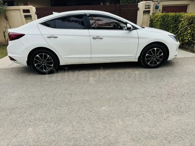 Hyundai Elantra 2022