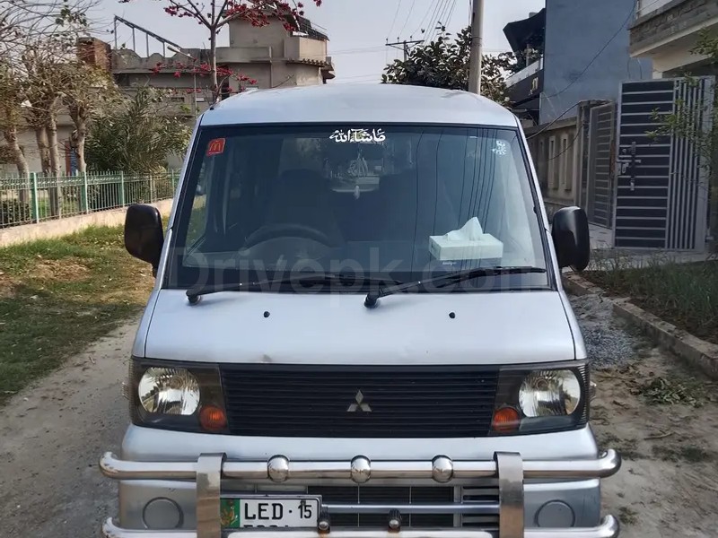 Mitsubishi Minica 2010