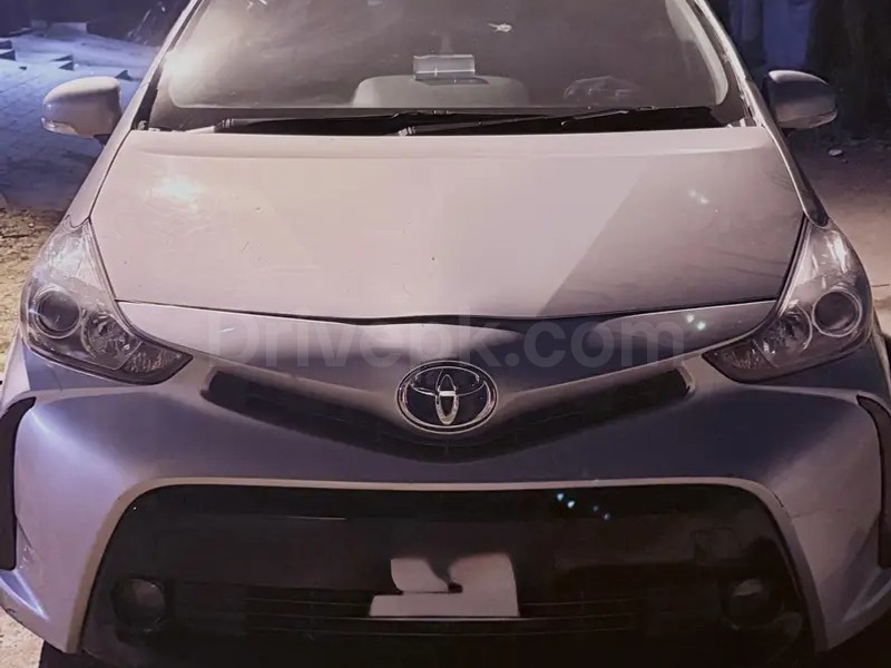 Toyota Prius Alpha 2017